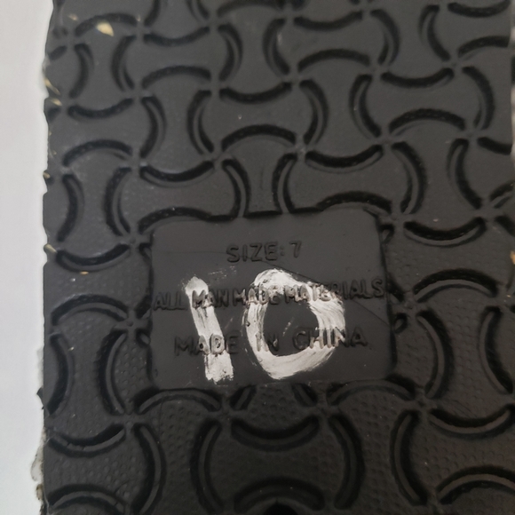 5/$15 Size 7 Black White Plush Lined Slip On Sandals - Picture 6 of 7